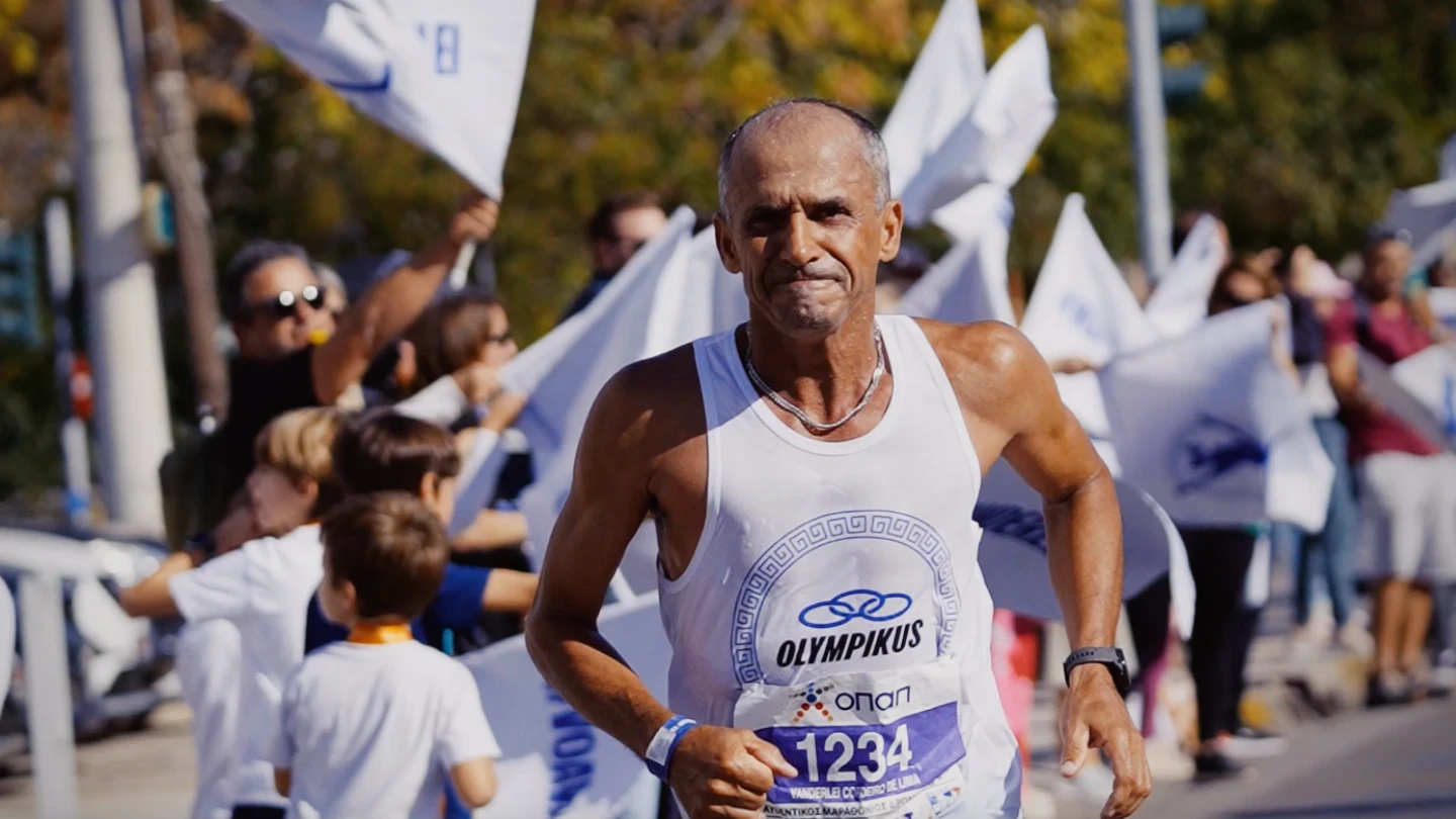 still image of Vanderlei running the 2023 Athens Marathon